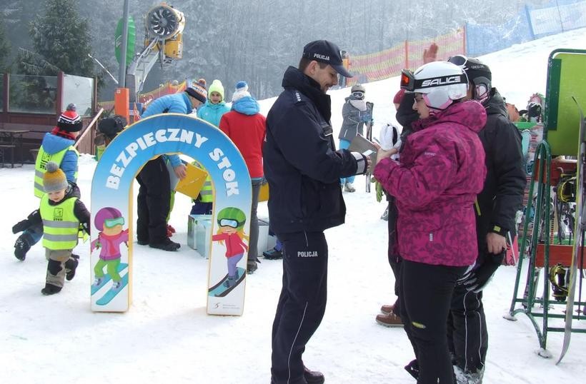 W Rzykach policja uświadamiała narciarzy i tych dorosłych i tych najmłodszych