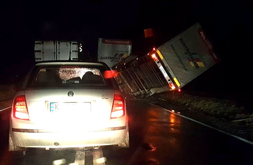 W Graboszycach wiatr przewrócił ciężarówkę