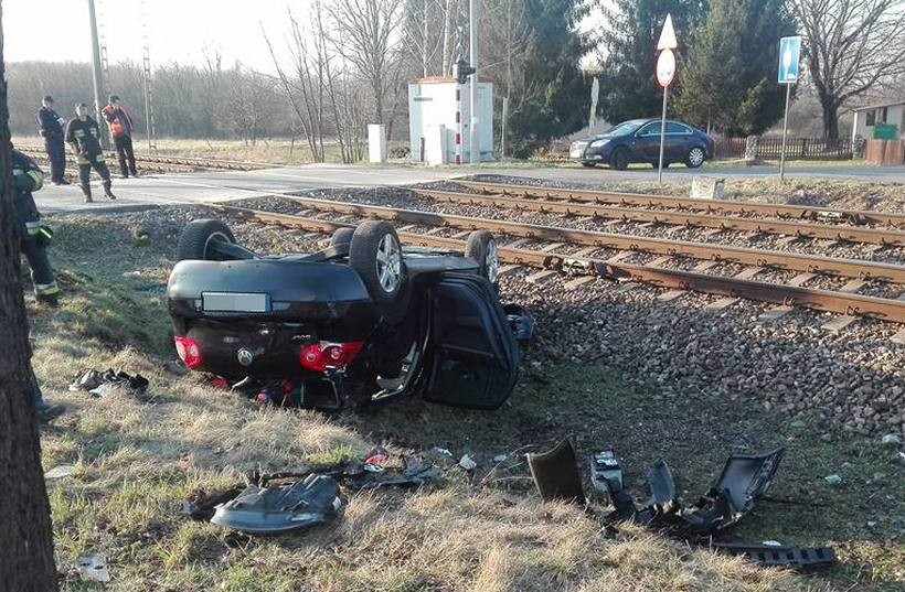 Samochód wjechał pod pociąg. Trzy osoby ciężko ranne