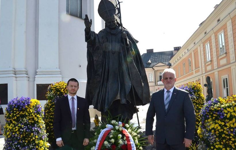 Premier Beata Szydło wysłała wojewodę do Wadowic z różami, by uczcił urodziny Jana Pawła II