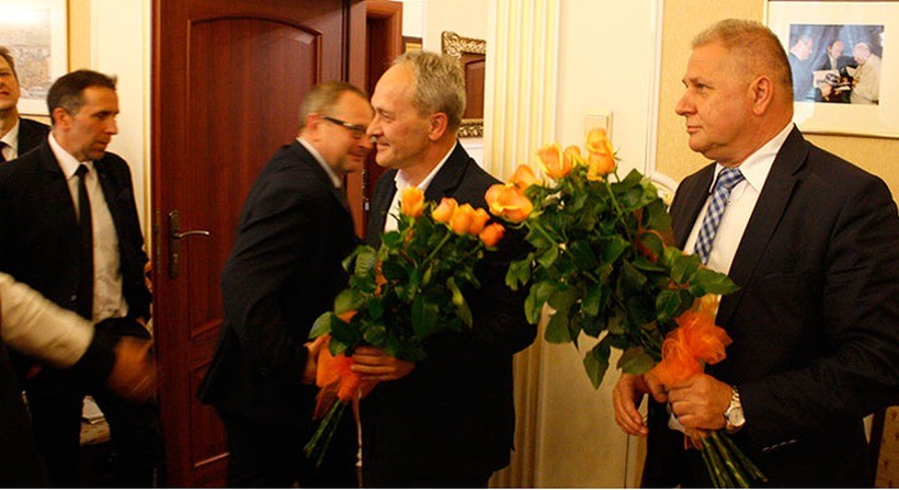 Burmistrz Andrychowa Tomasz Żak dostał od radnych róże