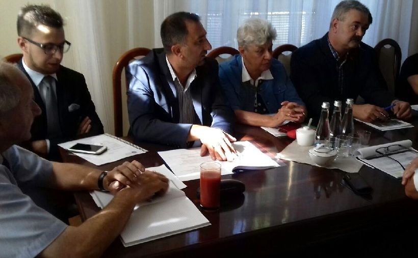 30 września w Kalwarii odbyło się spotkanie ws przejazdów kolejowych. Jednym z zaproszonych był radny Filip Kaczyński