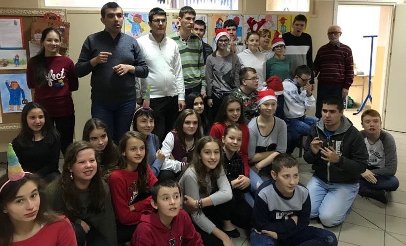 Dzieci na spotkaniu w szkole w Paszkówce