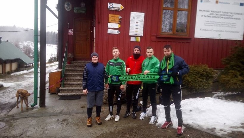 Piłkarze Zaskawianki składają życzenia świąteczne z… Leskowca!