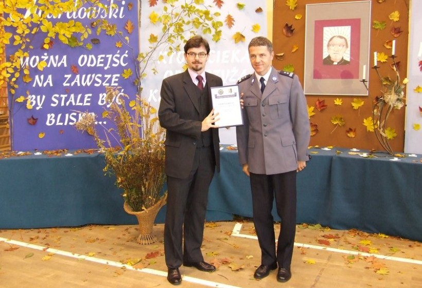 Certyfikat ZPB z rąk komendanta odebrał wicedyrektor szkoły Sławomir Siedlecki
