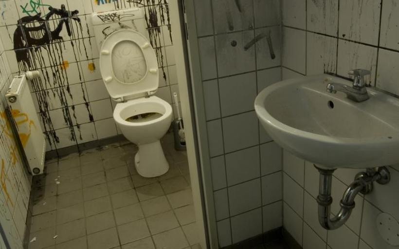 Bardzo wstydliwy problem naszych szkół... toalety