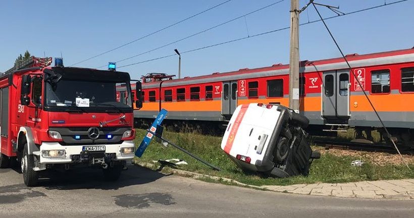 Kolizja samochodu Poczty Polskiej z pociągiem w Andrychowie