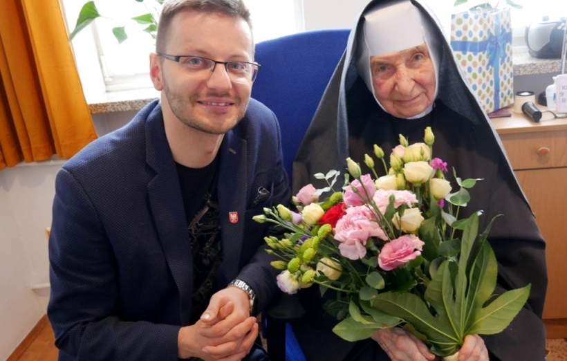 W czasie uroczystości urodzinowych jubilatkę odwiedził m.in. starosta wadowicki Bartosz Kaliński