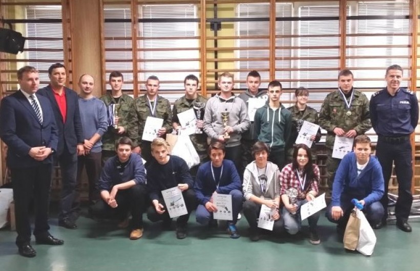 Komenda policji zorganizowała turniej młodzieżowy z wiedzy o broni