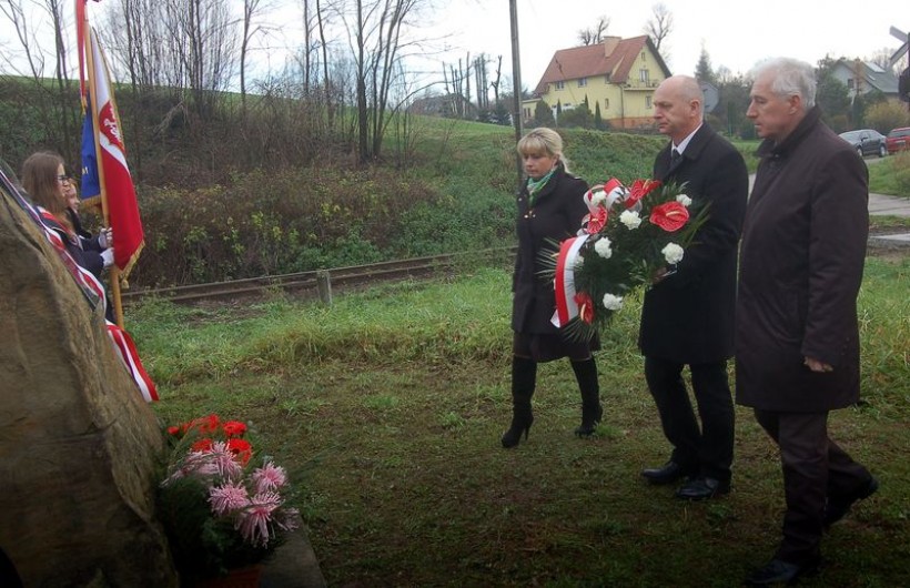 Burmistrz Zbigniew Stradomski wraz z mieszkańcami uczcili pamięć ofiar największej katastrofy kolejowej