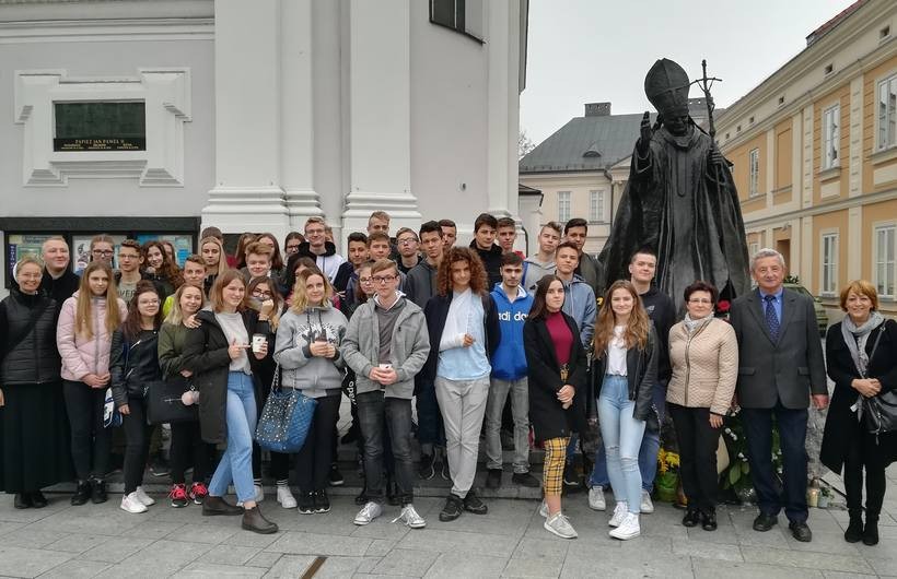 Uczniowie szkół tischnerowskich przyjechali do Wadowic. Kazimierz Tischner opowiadał o bracie