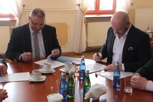 Umowę podpisali w ratuszu burmistrz Tomasz Żak i Marek Wiśniewski z ECE Energia S.A