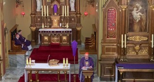 Apel kardynała Dziwisza: &quot;Zapalmy świecę o 21:37. Niech będzie symbolem pamięci o św. Janie Pawle II&quot;