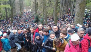 Wielki Piątek na Kalwarii ... i tak niezmiennie tłumy wiernych dziś ok. 150 tys. osób ... jest wiara w narodzie :) - informuje na Twitterze Tomasz Baluś (NaszaKalwaria.pl)