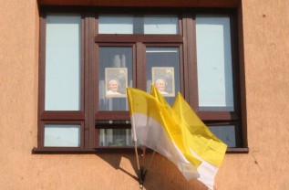 Będą dekorować okna wizerunkiem Jana Pawła II. To z okazji rocznicy urodzin papieża