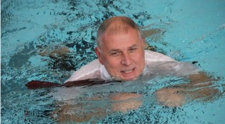 Burmistrz Tomasz Żak w nowym basenie