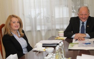 Burmistrz Augustyn Ormanty i dyrektor Małgorzata Chowaniec analizowali bezrobocie i wyszło, że mają powody do zadowolenia