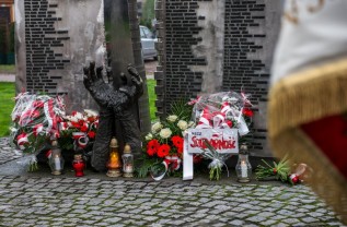 Dla nich pamięć o ofiarach Katynia i Smoleńska wciąż jest ważna