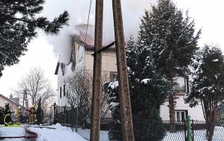 Dom stanął w ogniu. Groźny pożar od żaru z komina na poddaszu
