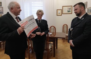 Burmistrz Kalwarii wręcza nagrodę strażakowi