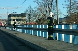 Strażacy zabezpieczyli most w Wadowicach