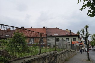 Teren starego szpitala przy ul. Karmelickiej w Wadowicach  z wyciętymi drzewami