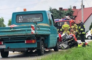 Dwie osoby ranne w wypadku motocykla i auta dostawczego w Tomicach