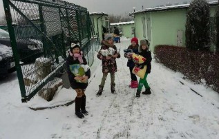Dzieci z Andrychowa kolędowały by uzbierac pieniądze dla samotnych zwierząt