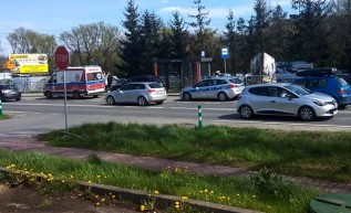 Groźny wypadek w Inwałdzie. 15-latka potrącona na przejściu dla pieszych