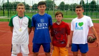 Pogromcy turnieju siatkówki, od lewej: Dawid Gutt, Mateusz Gutt, Krystian Gutt oraz Łukasz Piwowarczyk
