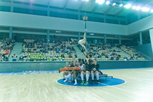 Łukasz Świrk podczas występu na meczu ligowym Tauron Basket Ligi Kobiet w Bydgoszczy