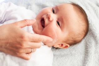 Jak pielęgnować skórę niemowlaka z AZS?