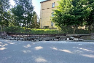 Katastrofa budowlana w Wadowicach. Zawalił się &quot;mur starosty&quot; na ulicy Szpitalnej