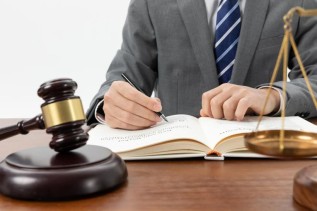 Kiedy warto skorzystać z pomocy adwokata na sali sądowej?