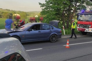 Kierowca BMW wjechał w tył samochodu. Kobieta trafiła do szpitala