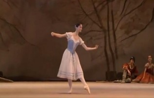Kadr ze spektaklu baletowego pt. Giselle teatru Bolszoj w Moskwie