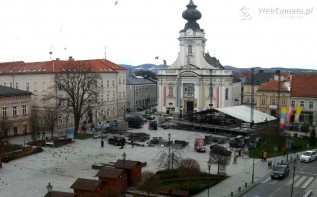 Na rynku w Wadowicach trwają prace przy przygotowaniu placu do koncertu TVP