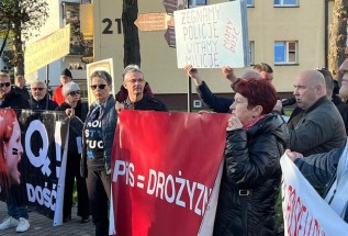 Manifestowali przeciwko prezesowi PiS w Wadowicach. Sąd przyznał, że tak można