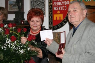 Medal odebrali Prezes Towarzystwa Krystyna Duda i Wiceprezes Aleksander Cimer.