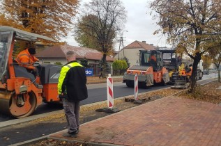 Na ulicy Lwowskiej w Wadowicach wylewają już asfalt. Wkrótce nowy etap remontu?
