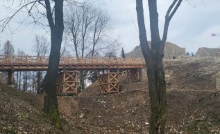 Most drewniany prowadzący do ruin zamku w Lanckoronie