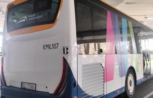 Autobus Kolei Małopolskich na dworcu w Wadowicach
