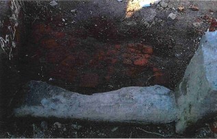 Kamienny prób oraz ceglana posadzka w ruinach zamku w Lanckoronie