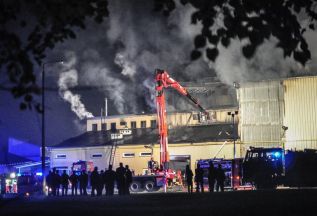 Strażakom udało się powstrzymać ogień w magazynie z paluszkami i dzięki temu uratowali resztę fabryki