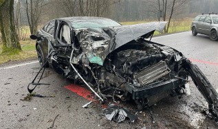 Pędził na złamanie karku! 30-letni kierowca rozstrzaskał samochód na drzewie