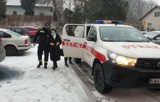Troje pacjentów dowieźli do ośrodka zdrowia strażacy