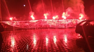 Kibice Wisły Kraków przygotowali dla chorej Julki wielki transparent z napisem „O Twoje lepsze jutro dziś my walczymy, tak świętujemy Twoje urodziny&quot;.