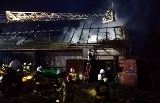 Poważny pożar w Kleczy. W ogniu stanęła stodola ze zwierzętami i garażem