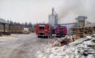 Pożar dachu na terenie zakładu w Tomicach. &quot;Akcja ratunkowa może potrwać długo&quot;