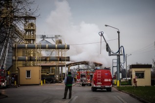 W zakładach De Deus w Spytkowicach zapalił się silos wypełniony kukurydzą